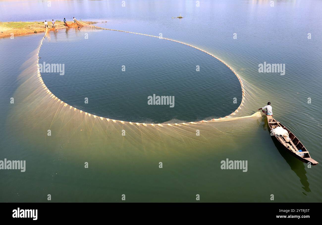 Rangamati, Rangamati Lake, Bangladesch. Dezember 2024. Im Winter fischen die Fischer im künstlichen Kaptai-See im Bezirk Rangamati in Bangladesch. Einer der größten künstlichen Süßwasserseen Südasiens, verteilt auf einem Gebiet von 54.000 Hektar an den Hängen der Hügel. Kleine Fischarten sind im Kaptai-See reichlich vorhanden. 95 Prozent der Fische im See sind Kechki, Chapila, Mala. Zu den 9 exotischen Fischarten gehören Graskarpfen, Silberkarpfen, Großkopfkarpfen, Carpio, Thai Sarputi, Thai Pangash, Mosambik Tilapia, Nilotica Tilapia. Es gibt mehr als 27.000 Registere Stockfoto