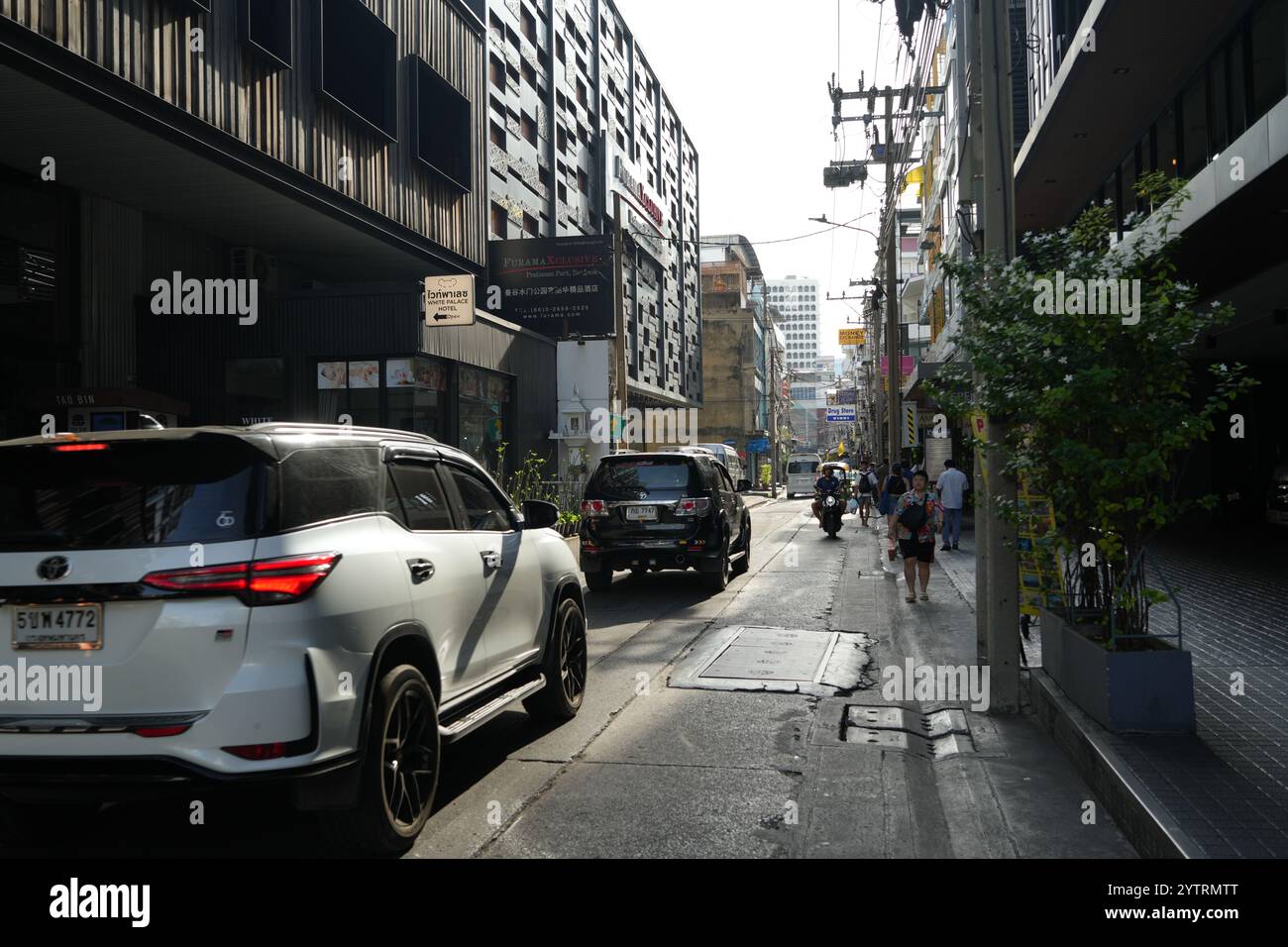 Bangkok, Thailand - 22. November 2024: Kleine Straße oder Gasse in der Gegend von Pratunam, mit vielen Hotels und gasthäusern Stockfoto