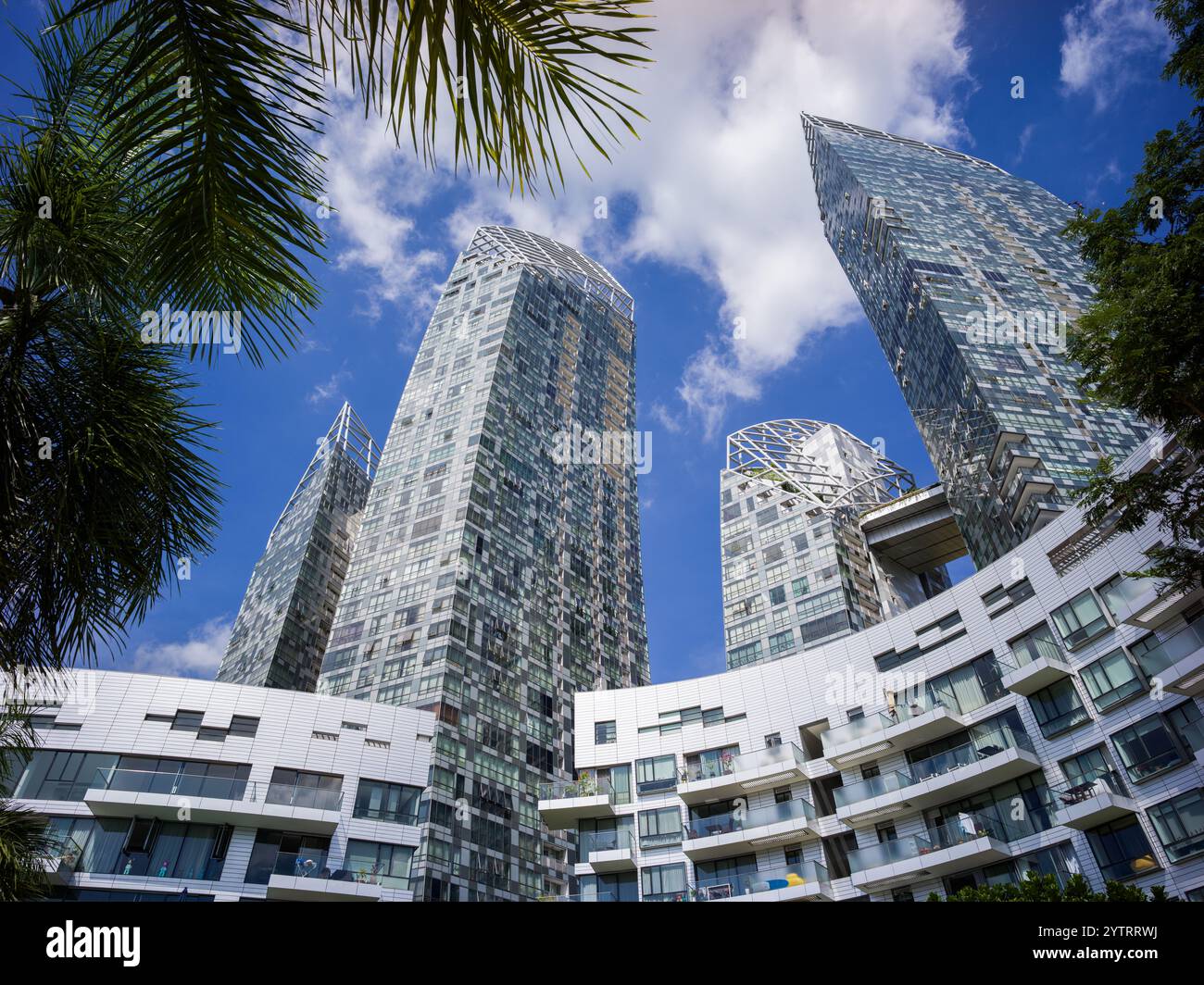 Reflexionen im Keppel Bay Condominium entworfen von Daniel Libeskind Stockfoto