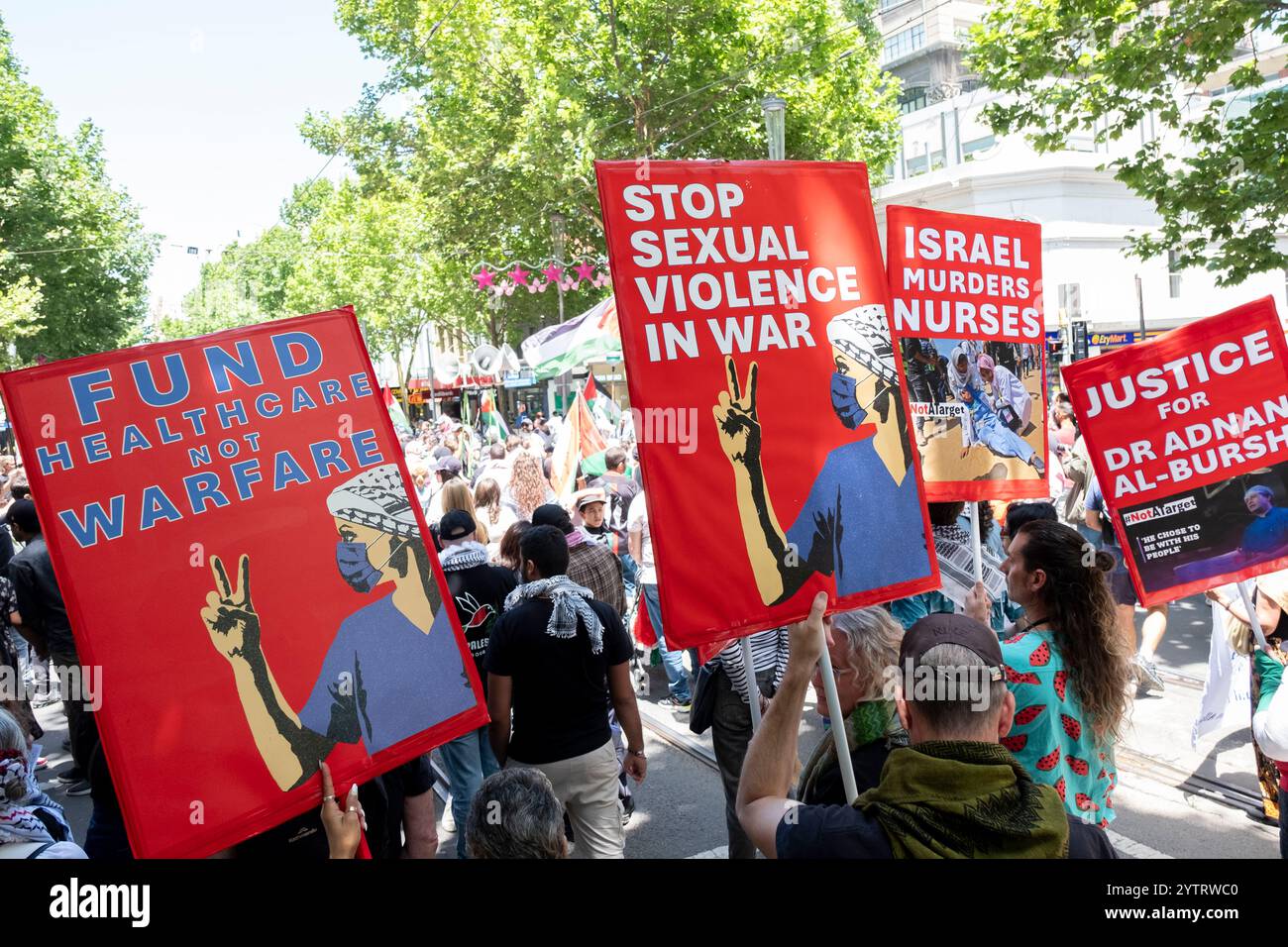 Demonstranten zeigen Plakate bei einer pro-palästinensischen Kundgebung in Melbourne, Victoria, Australien. Stockfoto