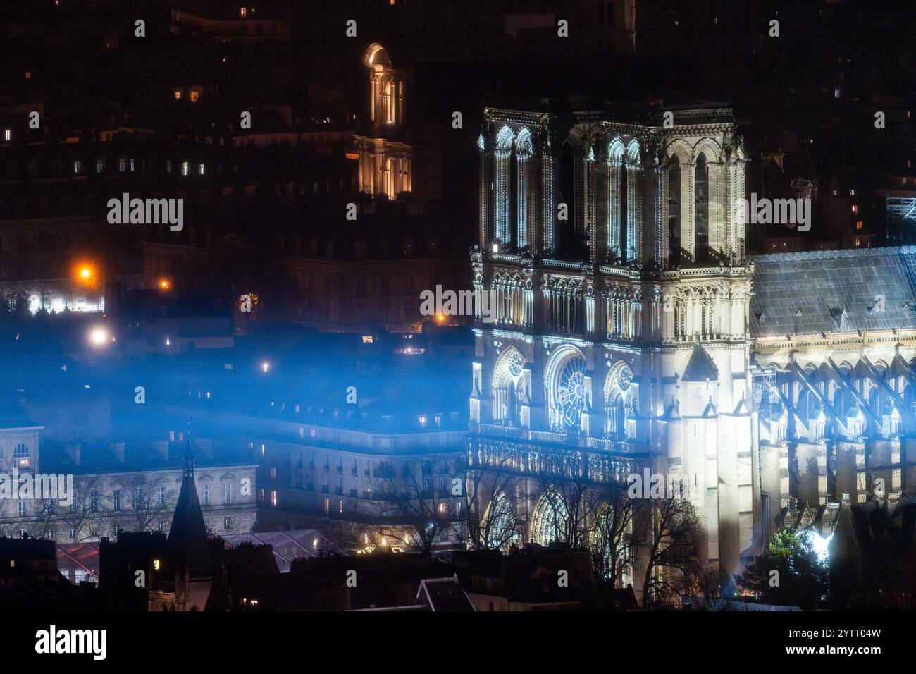 Allgemeine Ansicht vom Montparnasse-Turm während seiner offiziellen Wiedereröffnung nach mehr als fünf Jahren Wiederaufbauarbeiten nach dem Brand im April 2019, in Paris am 7. Dezember 2024. Die Kathedrale Notre-Dame wird Anfang Dezember 2024 wiedereröffnet, mit einem Wochenende mit Zeremonien am 7. Und 8. Dezember 2024, fünf Jahre nach dem Brand von 2019, der das Weltkulturerbe verwüstete und den Turm stürzte. Rund 250 Unternehmen und Hunderte von Experten wurden für die fünfjährige Restaurierung mobilisiert, die Hunderte Millionen Euro kostete. Foto: Alexis Jumeau/ABACAPRESS. KOM Stockfoto