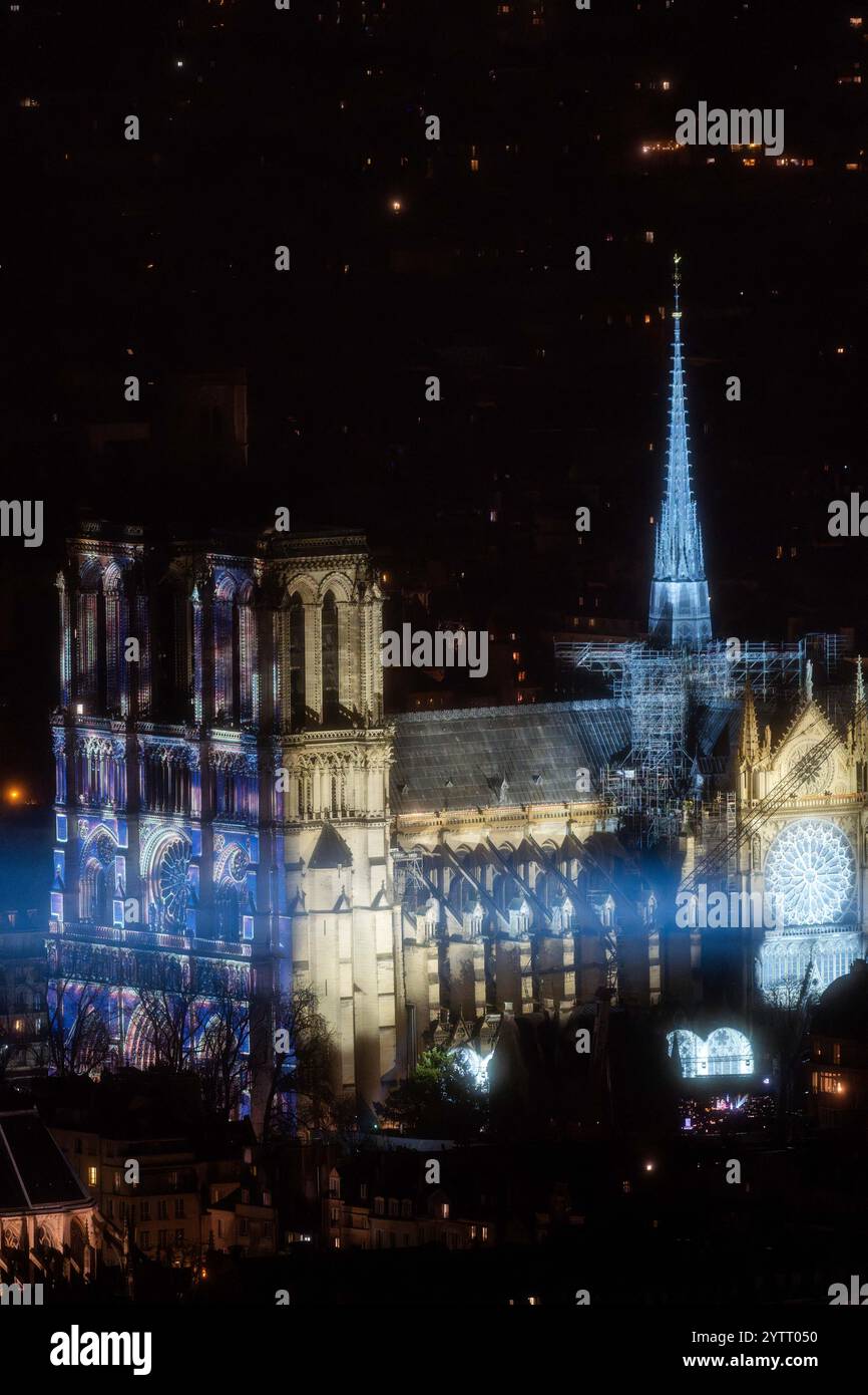 Allgemeine Ansicht vom Montparnasse-Turm während seiner offiziellen Wiedereröffnung nach mehr als fünf Jahren Wiederaufbauarbeiten nach dem Brand im April 2019, in Paris am 7. Dezember 2024. Die Kathedrale Notre-Dame wird Anfang Dezember 2024 wiedereröffnet, mit einem Wochenende mit Zeremonien am 7. Und 8. Dezember 2024, fünf Jahre nach dem Brand von 2019, der das Weltkulturerbe verwüstete und den Turm stürzte. Rund 250 Unternehmen und Hunderte von Experten wurden für die fünfjährige Restaurierung mobilisiert, die Hunderte Millionen Euro kostete. Foto: Alexis Jumeau/ABACAPRESS. KOM Stockfoto