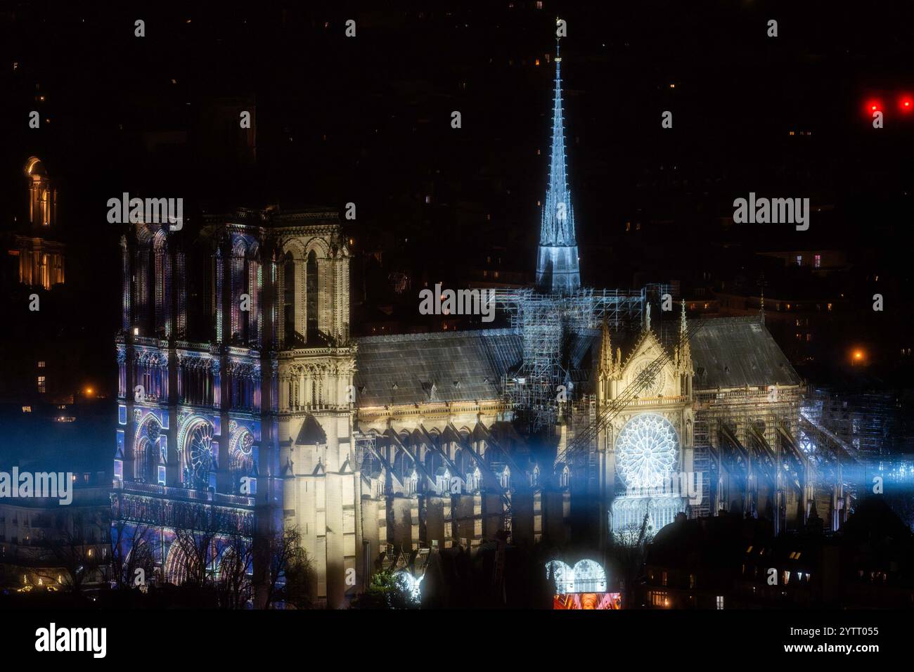 Allgemeine Ansicht vom Montparnasse-Turm während seiner offiziellen Wiedereröffnung nach mehr als fünf Jahren Wiederaufbauarbeiten nach dem Brand im April 2019, in Paris am 7. Dezember 2024. Die Kathedrale Notre-Dame wird Anfang Dezember 2024 wiedereröffnet, mit einem Wochenende mit Zeremonien am 7. Und 8. Dezember 2024, fünf Jahre nach dem Brand von 2019, der das Weltkulturerbe verwüstete und den Turm stürzte. Rund 250 Unternehmen und Hunderte von Experten wurden für die fünfjährige Restaurierung mobilisiert, die Hunderte Millionen Euro kostete. Foto: Alexis Jumeau/ABACAPRESS. KOM Stockfoto