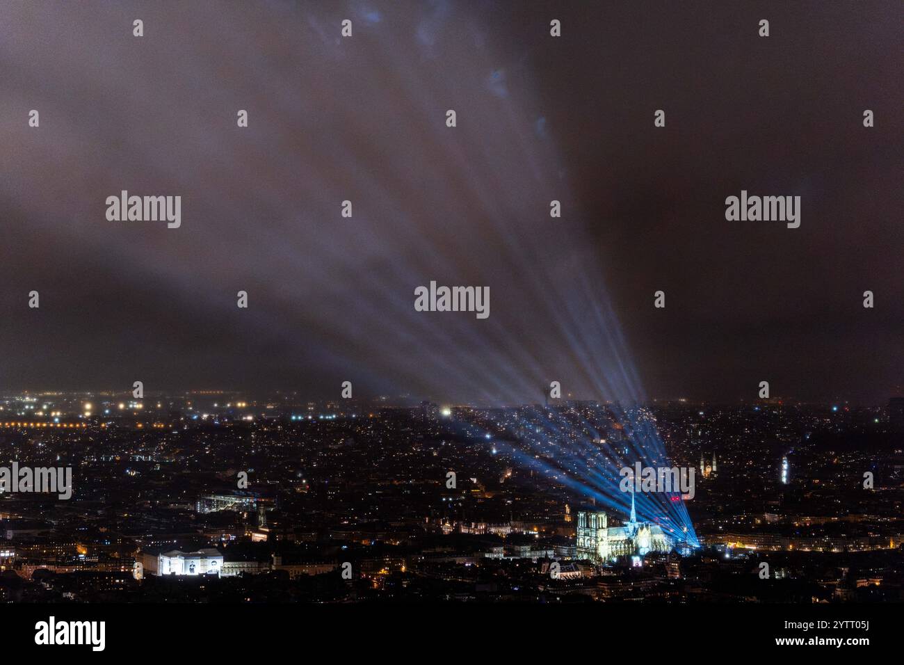 Allgemeine Ansicht vom Montparnasse-Turm während seiner offiziellen Wiedereröffnung nach mehr als fünf Jahren Wiederaufbauarbeiten nach dem Brand im April 2019, in Paris am 7. Dezember 2024. Die Kathedrale Notre-Dame wird Anfang Dezember 2024 wiedereröffnet, mit einem Wochenende mit Zeremonien am 7. Und 8. Dezember 2024, fünf Jahre nach dem Brand von 2019, der das Weltkulturerbe verwüstete und den Turm stürzte. Rund 250 Unternehmen und Hunderte von Experten wurden für die fünfjährige Restaurierung mobilisiert, die Hunderte Millionen Euro kostete. Foto: Alexis Jumeau/ABACAPRESS. KOM Stockfoto