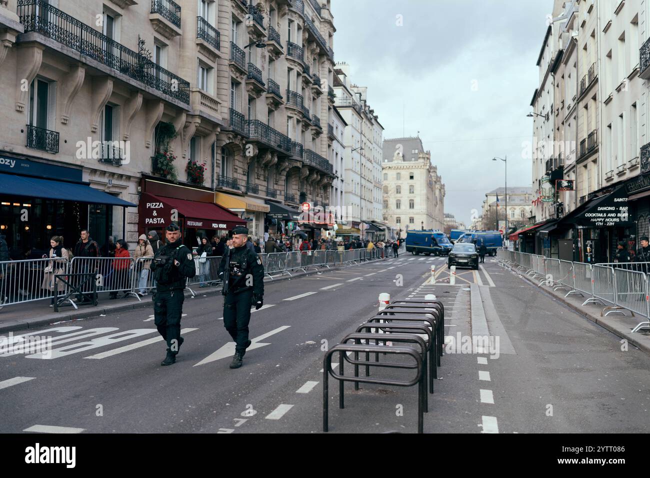 Polizeibeamter an einer Straßensperre während der offiziellen Wiedereröffnungszeremonie nach mehr als fünf Jahren Wiederaufbauarbeiten nach dem Brand im April 2019, am 7. Dezember 2024 in Paris. Die Kathedrale Notre-Dame wird Anfang Dezember 2024 wiedereröffnet, mit einem Wochenende mit Zeremonien am 7. Und 8. Dezember 2024, fünf Jahre nach dem Brand von 2019, der das Weltkulturerbe verwüstete und den Turm stürzte. Rund 250 Unternehmen und Hunderte von Experten wurden für die fünfjährige Restaurierung mobilisiert, die Hunderte Millionen Euro kostete. Foto: Alexis Jumeau/ABACAPRESS. KOM Stockfoto