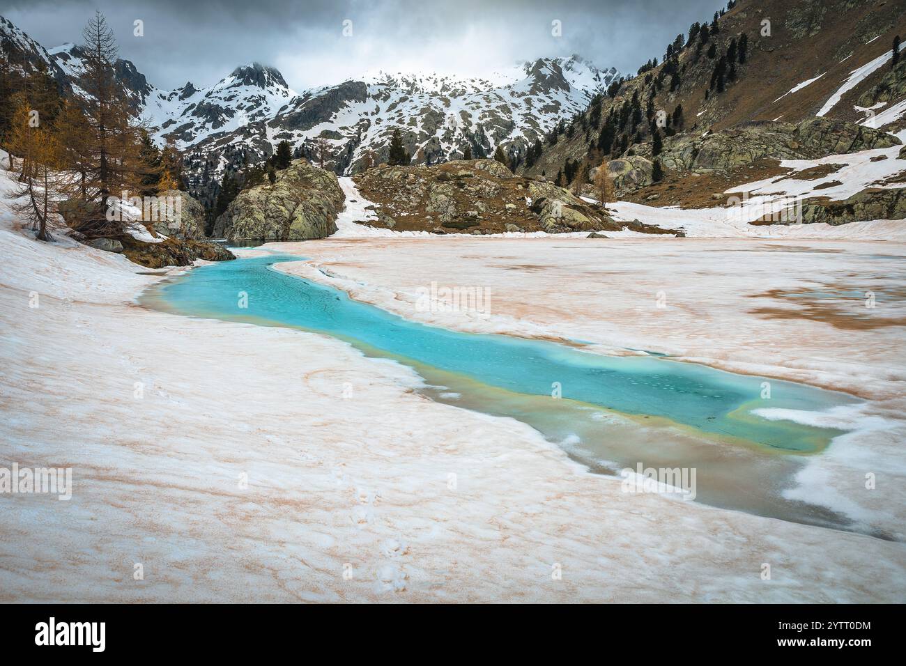 Fantastische Frühlingslandschaft mit schmelzendem Gletschersee in der Nähe des Lake Trecolpas im Nationalpark Mercantour, Alpes Maritimes, Frankreich, Europa Stockfoto