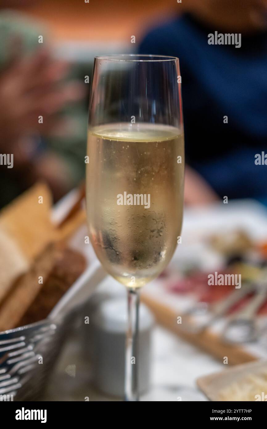 Ein Glas Prosecco oder Sekt auf dem Tisch Stockfoto