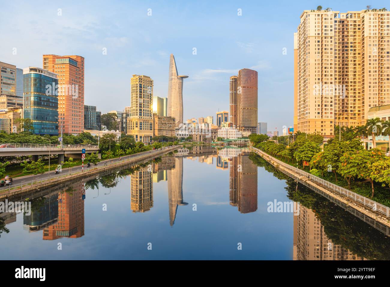 Skyline von Ho Chi Minh City CBD am Ben Nghe Channel in Vietnam Stockfoto