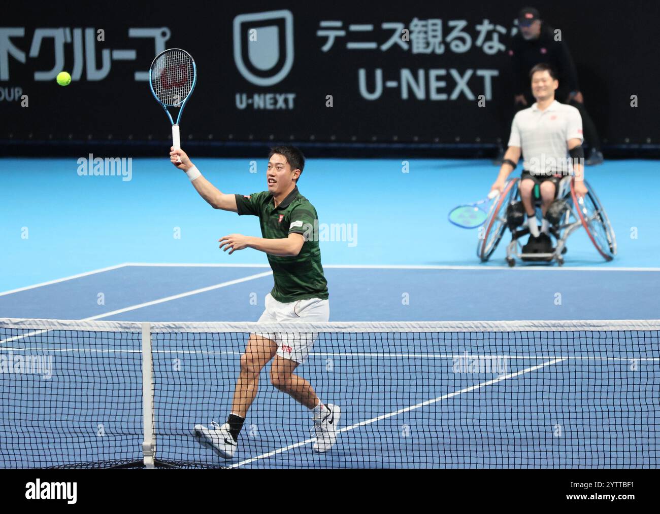 Tokio, Japan. Dezember 2024. Der japanische Tennisstar Kei Nishikori (L) und die Rollstuhl-Tennislegende Shingo Kunieda (R) kehren den Ball gegen Tokito Oda und Rei Sakamoto bei einem Ausstellungspiel der Dreak Tennis Ariake Benefizspiele im Ariake Kolosseum in Tokio am Sonntag, den 8. Dezember 2024 zurück. Der Erlös der Wohltätigkeitsspiele wird den Opfern von Erdbeben und Überschwemmungen in Noto penisla gespendet. (Foto: Yoshio Tsunoda/AFLO) Credit: Aflo Co. Ltd./Alamy Live News Stockfoto