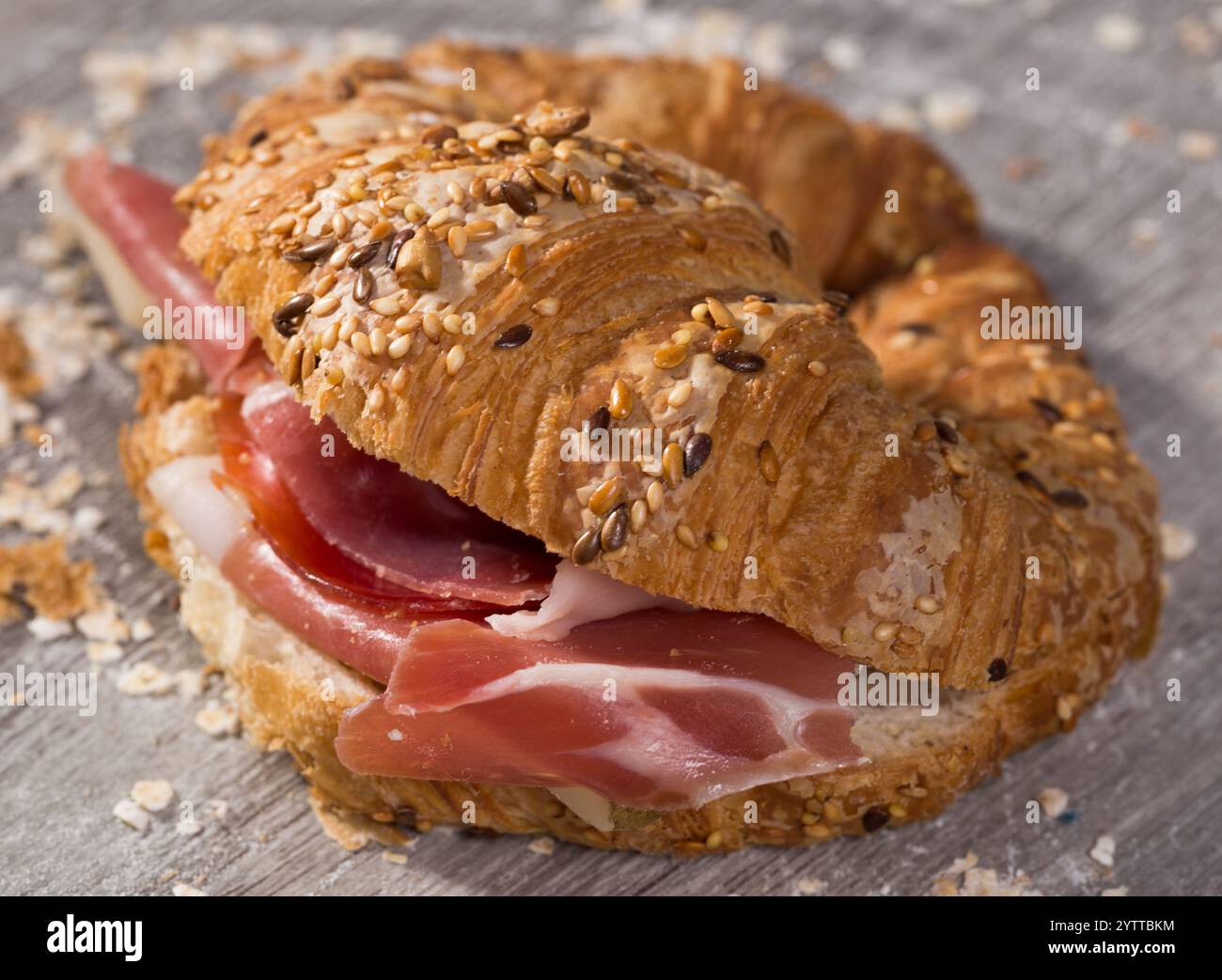 Sandwich mit Croissant-Käse und Parmaschinken Stockfoto