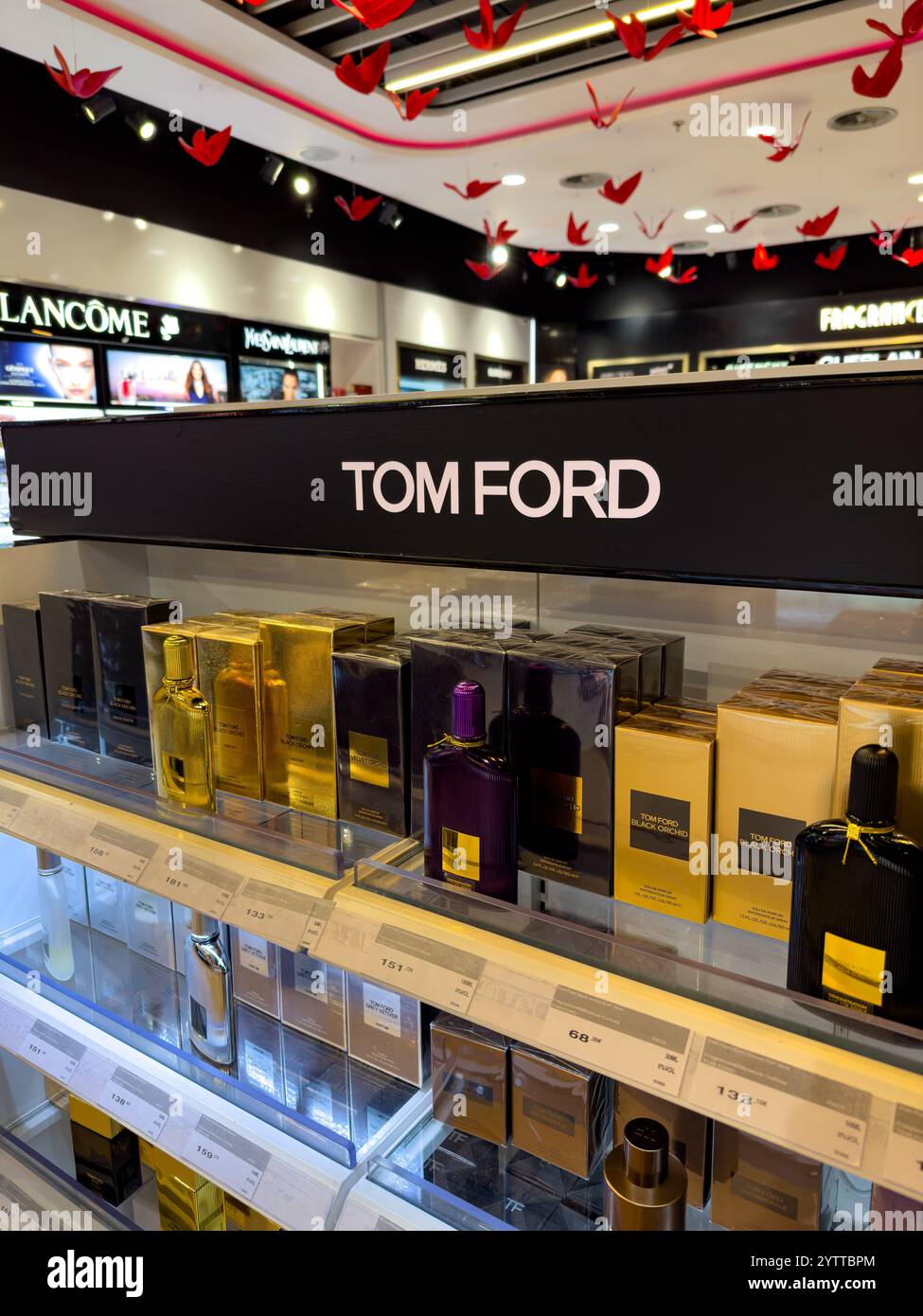 Rodos, Griechenland - 01.10.2024: Präsentation von Luxusduften in einem Einzelhandelsgeschäft mit verschiedenen Tom Ford-Produkten auf einem Regal, umgeben von Dekorative Stockfoto