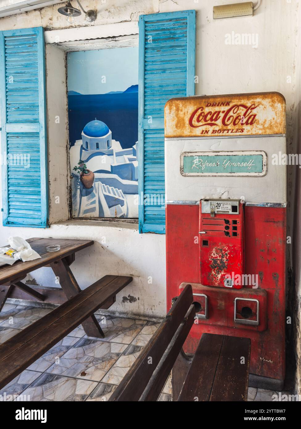 Vintage Coca-Cola-Maschine mit griechischem Inselgemälde Stockfoto