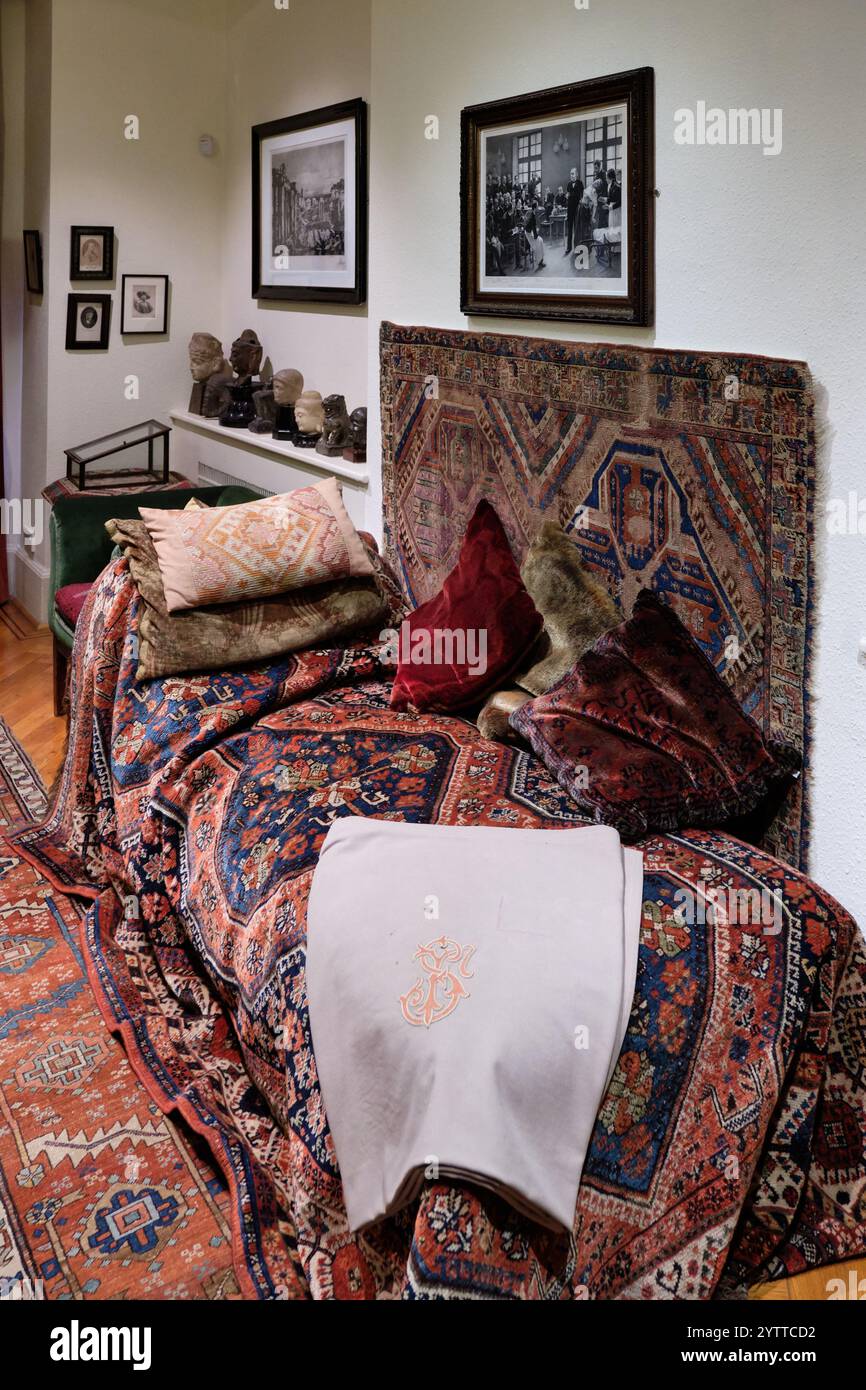 Die Couch von Sigmund Freud in seinem Büro in seinem Londoner Haus, wo seine Geduld mit dem Psychoanalytiker sprach. 20 Maresfield Gardens ist ein Museum Stockfoto