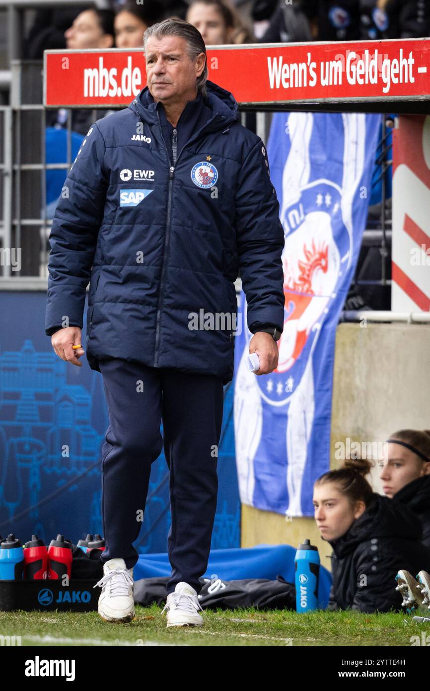 Potsdam, Deutschland. Dezember 2024. Cheftrainer Kurt Russ von Turbine Potsdam beim Frauen-Bundesliga-Spiel zwischen Turbine Potsdam und 1. FC Köln im Karl-Liebnecht-Stadion in Potsdam. Quelle: Gonzales Photo/Alamy Live News Stockfoto