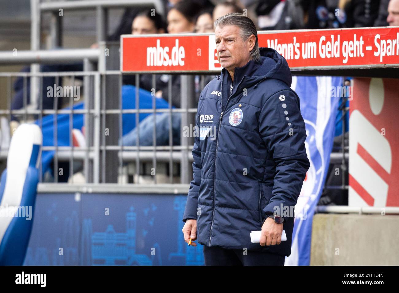 Potsdam, Deutschland. Dezember 2024. Cheftrainer Kurt Russ von Turbine Potsdam beim Frauen-Bundesliga-Spiel zwischen Turbine Potsdam und 1. FC Köln im Karl-Liebnecht-Stadion in Potsdam. Quelle: Gonzales Photo/Alamy Live News Stockfoto