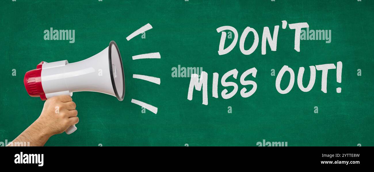Ein Mann, der ein Megaphon hält - verpassen Sie es nicht Stockfoto