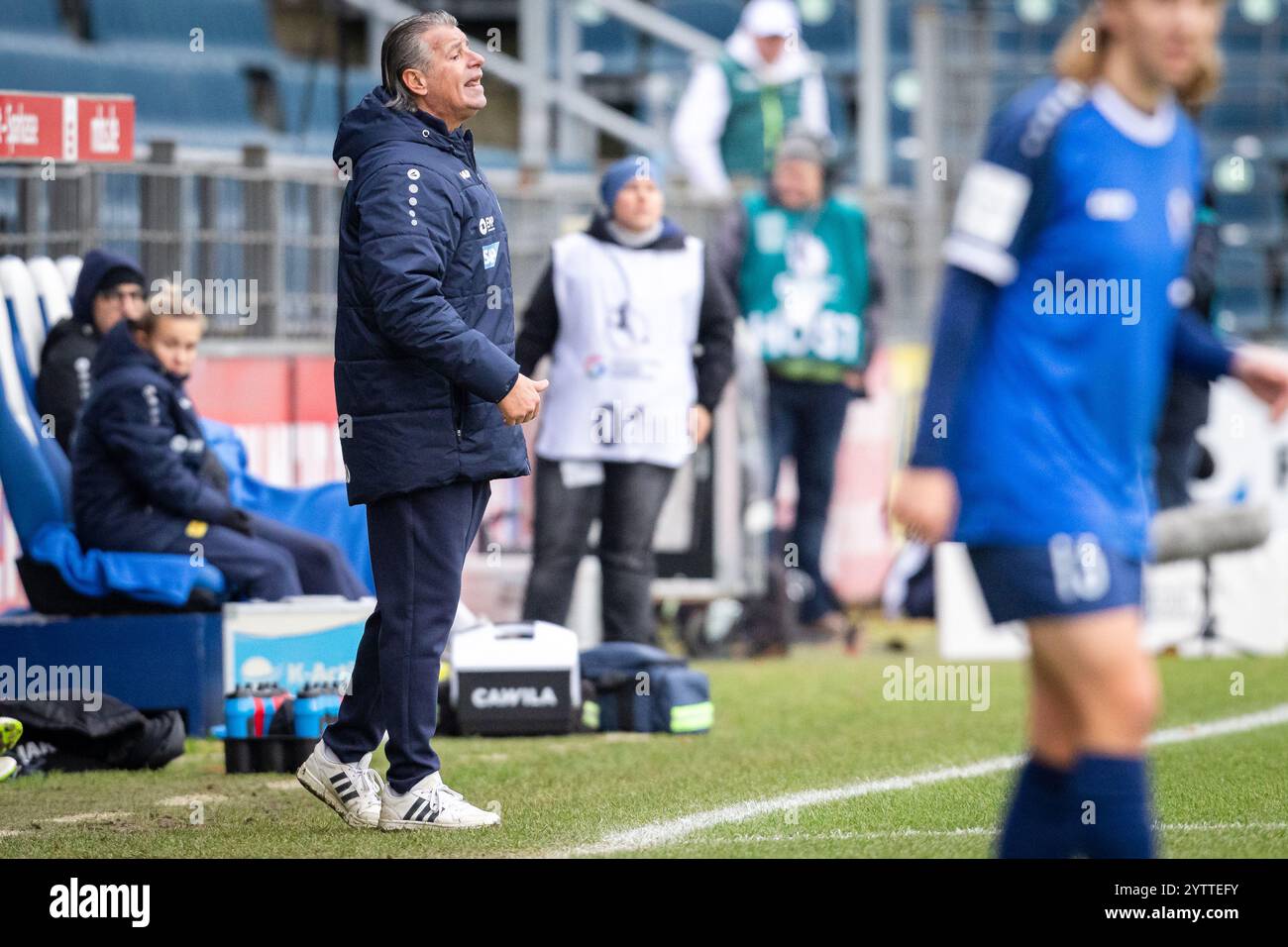 Potsdam, Deutschland. Dezember 2024. Cheftrainer Kurt Russ von Turbine Potsdam beim Frauen-Bundesliga-Spiel zwischen Turbine Potsdam und 1. FC Köln im Karl-Liebnecht-Stadion in Potsdam. Quelle: Gonzales Photo/Alamy Live News Stockfoto