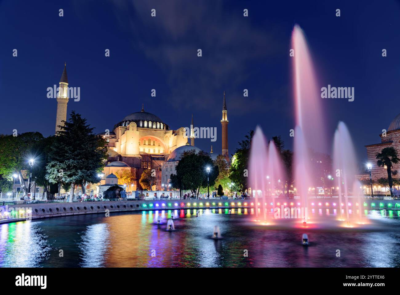 Brunnen am Sultanahmet-Platz und der Hagia Sophia in Istanbul Stockfoto