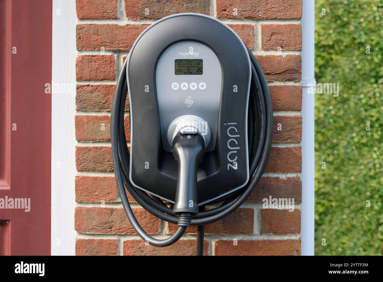 MyEnergi Zappi Batterieladegerät für Elektrofahrzeuge (EV) an einer roten Ziegelwand Stockfoto