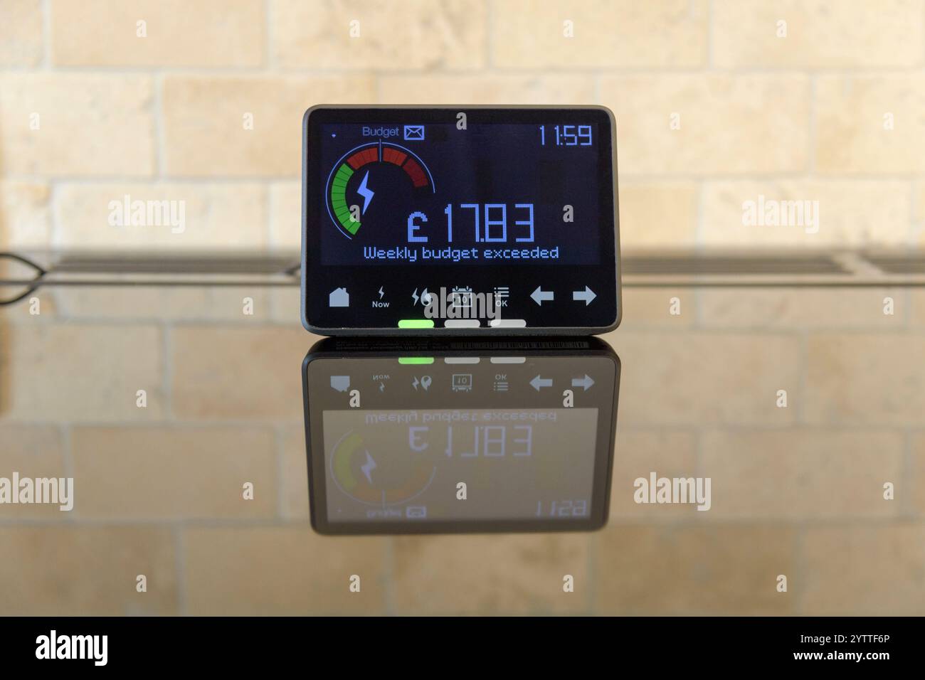 Inländische Stromzähler warnen vor Überschreitung des wöchentlichen Budgets für Energiekosten, Vereinigtes Königreich Stockfoto