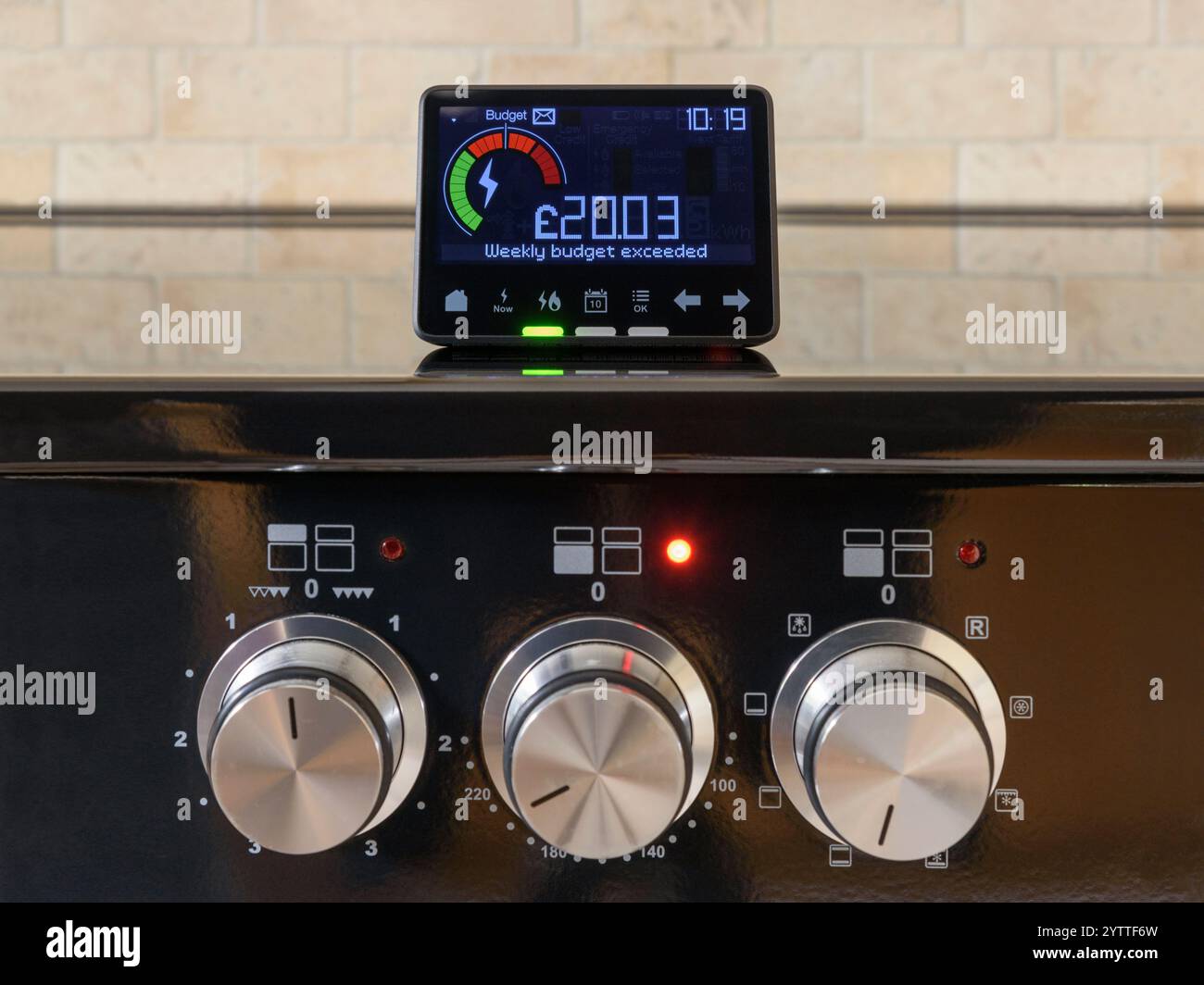 Intelligenter Stromzähler auf einem Herd der Serie Rangemaster, der warnt, dass das wöchentliche Budget für Energiekosten überschritten wurde, UK Stockfoto