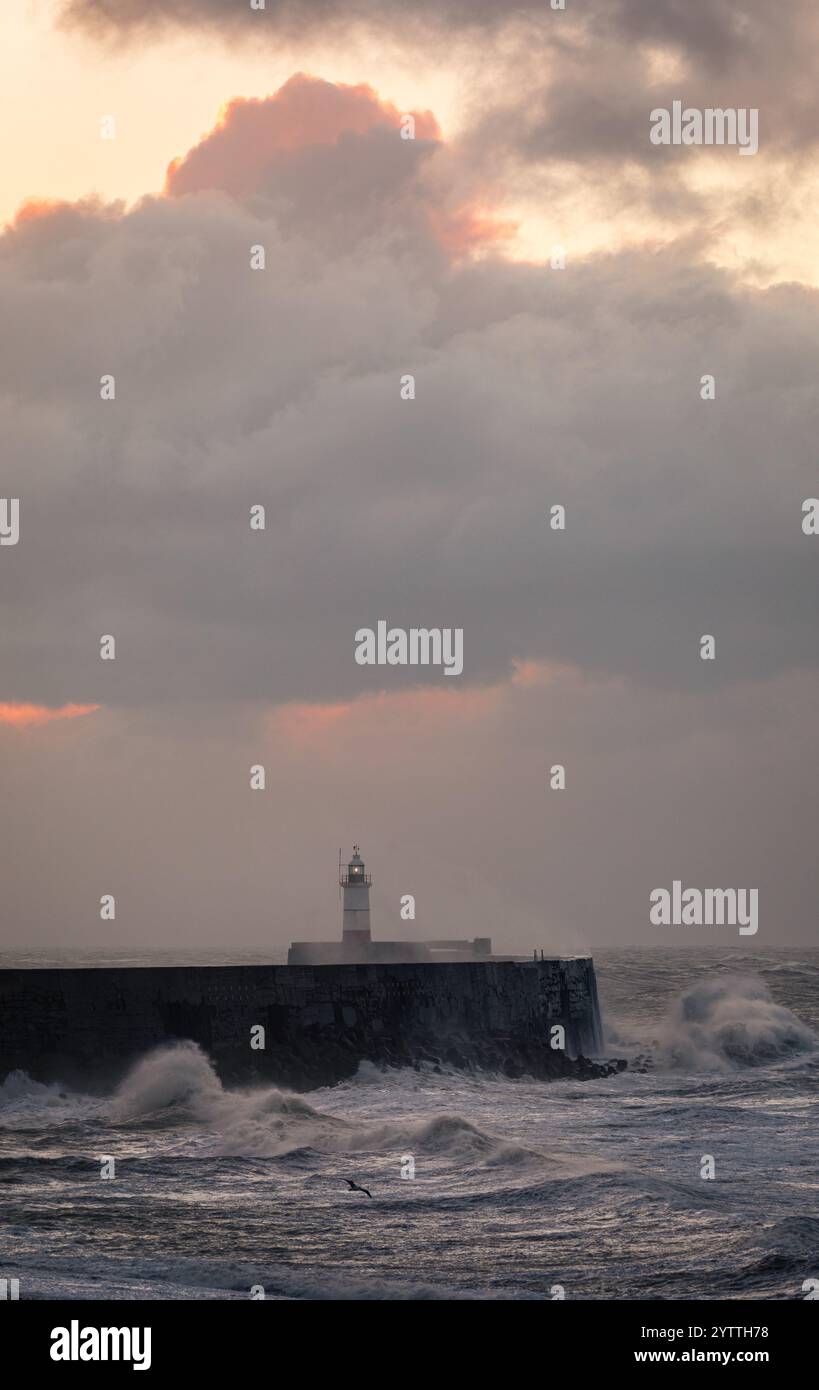 Dramatische Sonnenaufgang Wolken und Licht während des Sturms Darragh am Newhaven Lighthouse an der östlichen Küste von Sussex im Südosten Englands Großbritannien Stockfoto