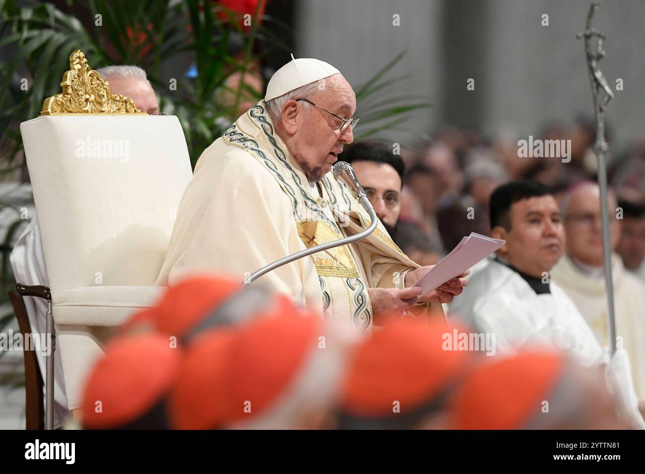 ITALIEN - REL - PAPST FRANZISKUS FEIERT FEIERLICHE CONCISTORY MESSE AUF DEM PETERSPLATZ - 24/12/08 Italien, Rom, Vatikan, Sonntag, 8. Dezember, 2024 führt Papst Franziskus eine Messe im Petersdom im Vatikan mit den 21 neuen Kardinälen, die er am Samstag in einem öffentlichen Konzistorium ablegte. NUR REDAKTIONELLE VERWENDUNG – KEINE BÜCHER Copyright: X VaticanxMedia/CPPx Stockfoto