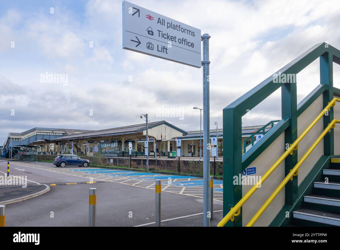 Chippenham, Wiltshire, Großbritannien, 8. Dezember 2024. Sturm Darragh zwingt die Schließung des Bahnhofs in Chippenham. Das Dach der Bahnhöfe hat Sturmschäden erlitten, wodurch es für Züge unsicher ist, in Chippenham anzufahren. Der Bahnhof Chippenham ist einer der Bahnhöfe an der Hauptstrecke London Paddington–Bristol. Quelle: Lynchpics/Alamy Live News Stockfoto