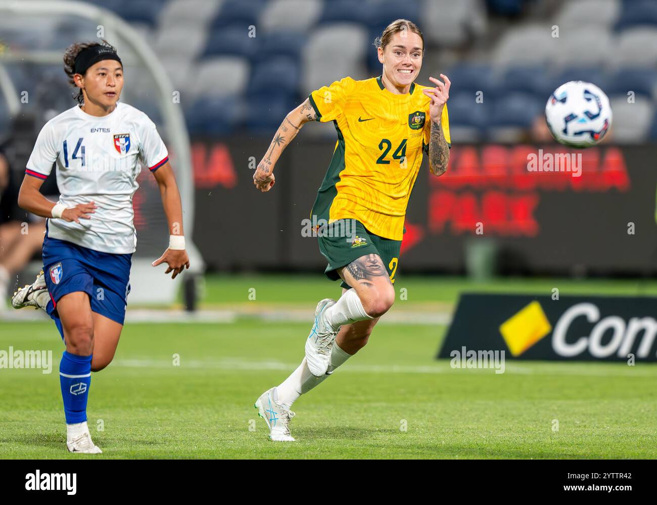 Geelong, Australien. Dezember 2024. Der Australier Sharn Freier wurde während des Freundschaftsspiels gegen die Matildas und Chinesisch Taipeh in Aktion gesehen. Abschiedsspiel für die australische Clare Polkinghorne. Endpunktzahl Australien 6 – Chinesisches Taipeh 0. (Foto: Olivier Rachon/SOPA Images/SIPA USA) Credit: SIPA USA/Alamy Live News Stockfoto