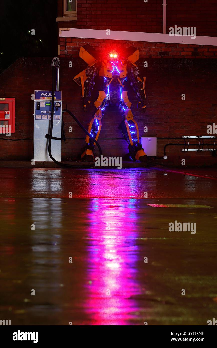 Replica Bumblebee Transformers Ausstellung in der Inner Space Stations Service Station an der Hull Road in York, North Yorkshire, Großbritannien Stockfoto