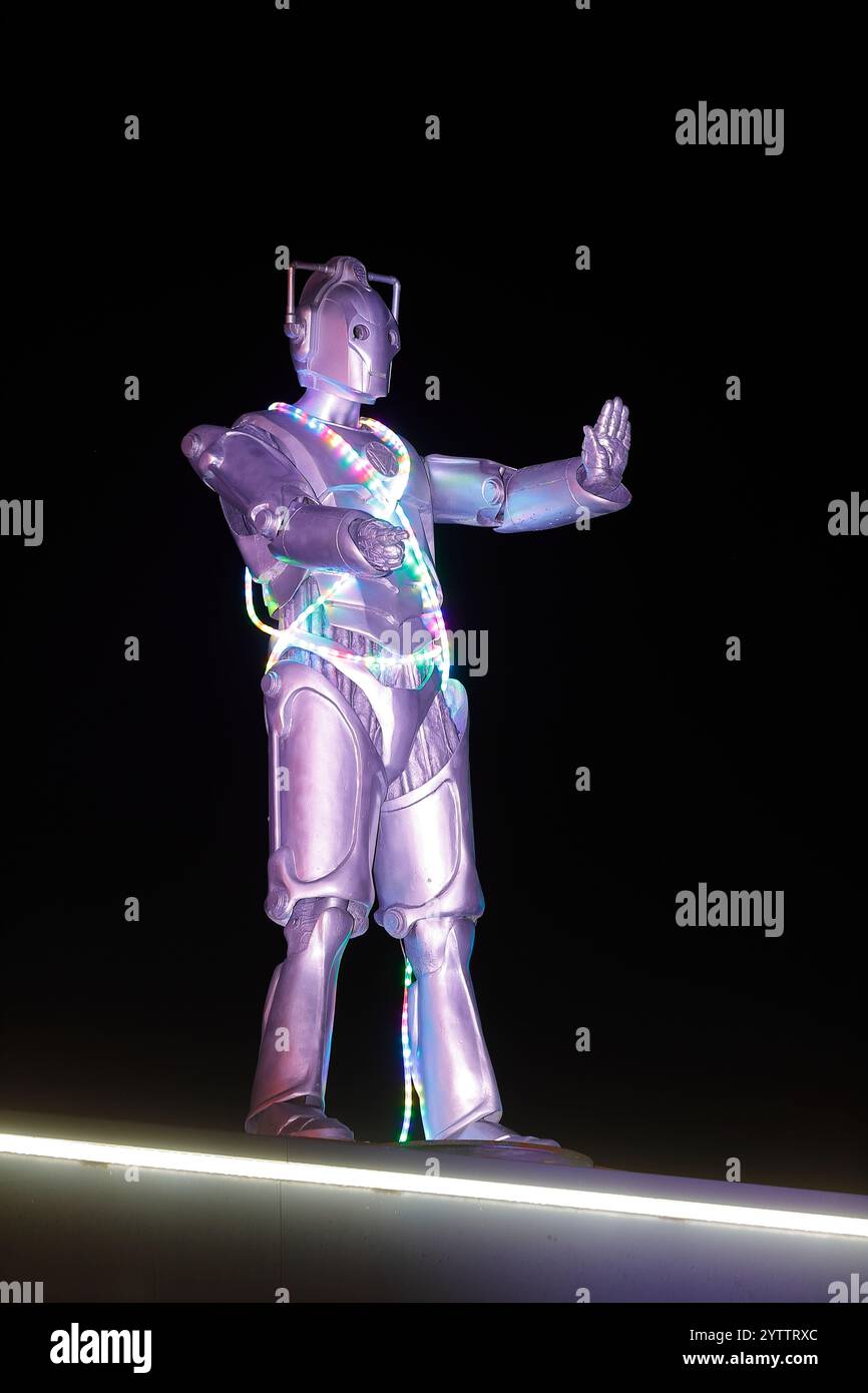 Eine Nachbildung der Cybermen aus der Science Fiction TV-Serie Doctor Who auf dem Dach der Inner Space Stations Service Station in York. Stockfoto