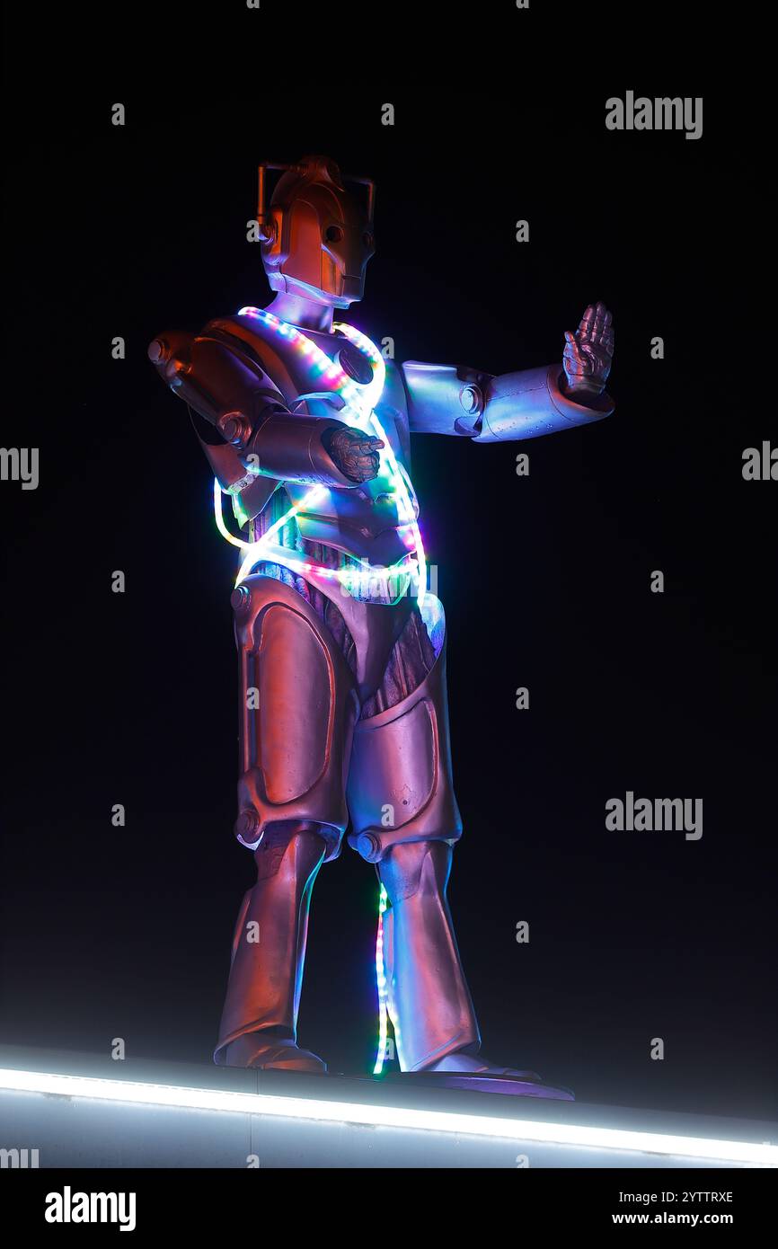 Eine Nachbildung der Cybermen aus der Science Fiction TV-Serie Doctor Who auf dem Dach der Inner Space Stations Service Station in York. Stockfoto