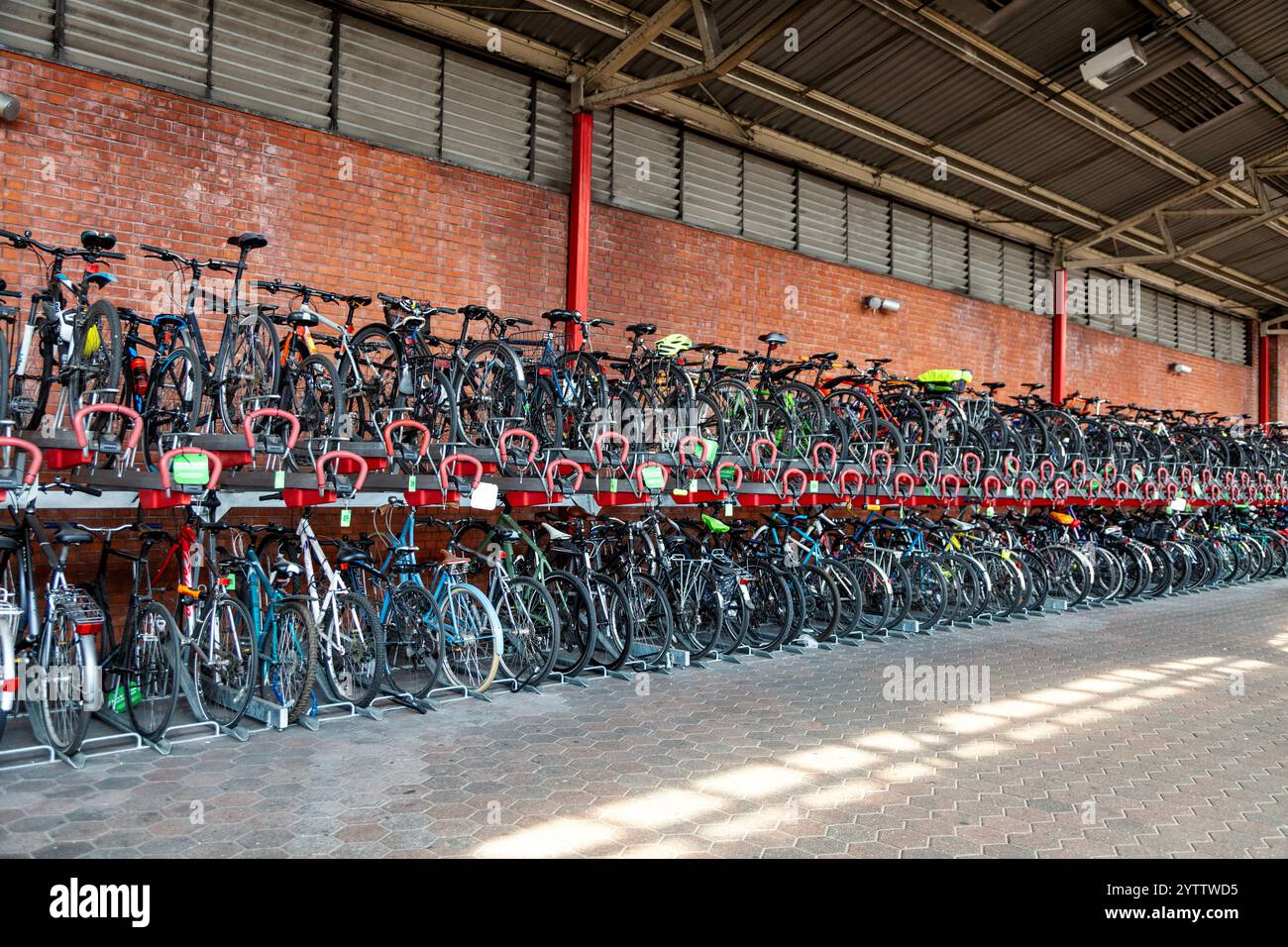 Zweistöckige Fahrradparkplätze am Bahnhof Marylebone, London, England Stockfoto