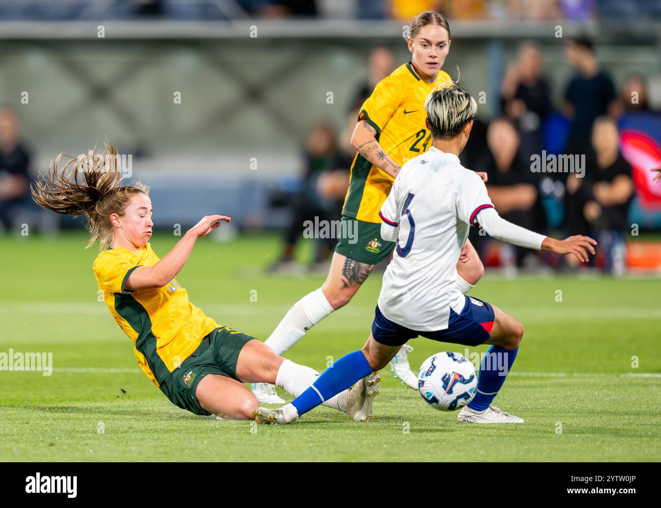 Geelong, Australien. Dezember 2024. Die Australierin Laura Hughes (L) sah während des Freundschaftsspiels gegen den Chinesen Teng Pei-Lin aus Taipeh in den Ball rutschen. Abschiedsspiel für die australische Clare Polkinghorne. Endpunktzahl Australien 6 – Chinesisches Taipeh 0. Quelle: SOPA Images Limited/Alamy Live News Stockfoto