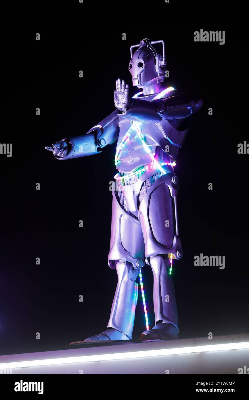 Eine Nachbildung der Cybermen aus der Science Fiction TV-Serie Doctor Who auf dem Dach der Inner Space Stations Service Station in York. Stockfoto