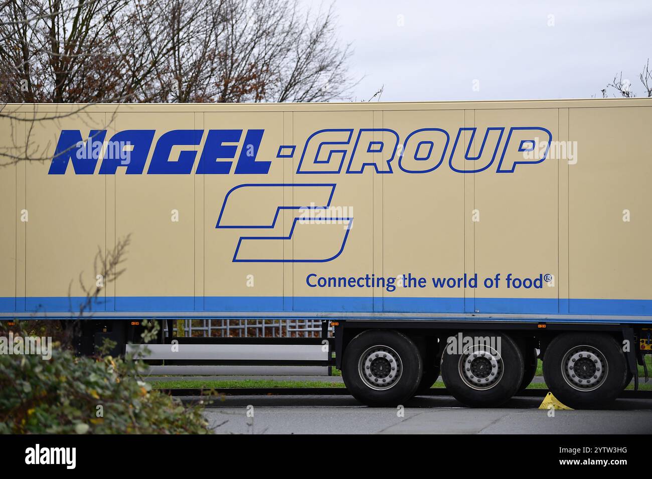 Deutschland, Paderborn, Dezember 07. 2024, Lkw-Anhänger von Nagel-Group SE & Co. KG, kurz Nagel-Group, ein europaweites Logistikunternehmen Stockfoto
