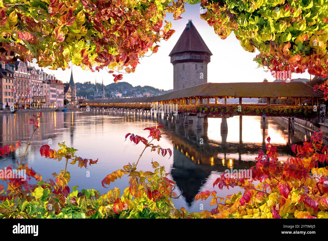 Kapelbrücke in Luzern berühmtes Schweizer Wahrzeichen Herbstlaub Aussicht, berühmte Wahrzeichen der Schweiz Stockfoto