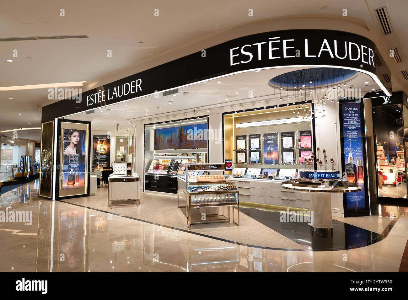 KUALA LUMPUR, MALAYSIA - 08. NOVEMBER 2023: Make-up-Produkte werden im Estee Lauder Store im Einkaufszentrum Suria KLCC in Kuala Lumpur ausgestellt. Stockfoto
