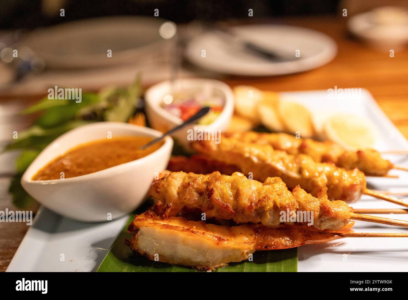 Eine kunstvoll angerichtete Portion thailändischer Satay-Spieße ...