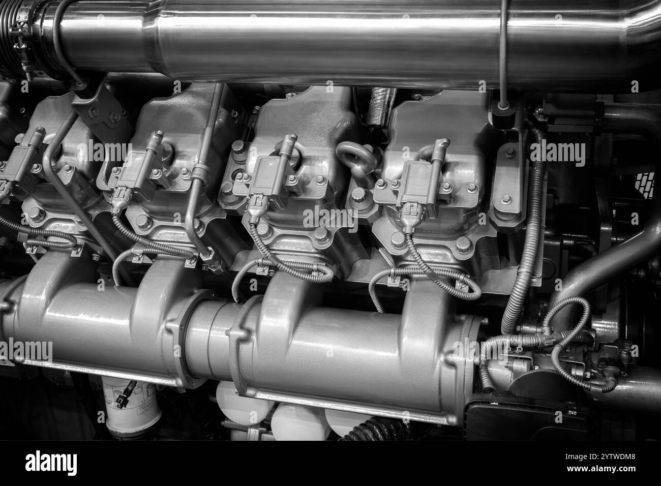 Großer Gasmotor Dieselgenerator elektrische Energie mit vielen Drähten Rohre Industriemaschinen Konzept Hintergrund Stockfoto