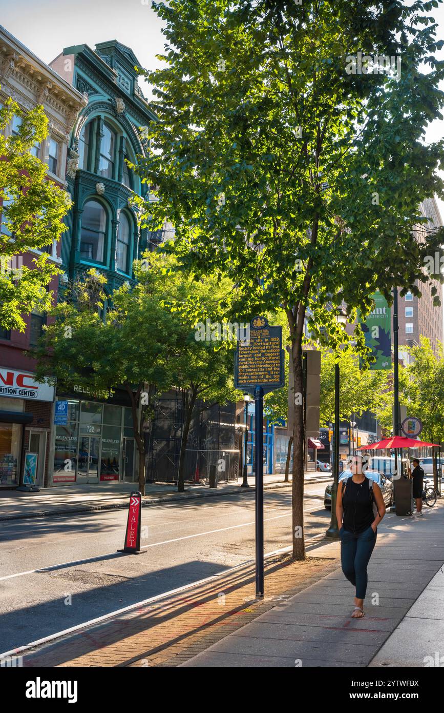 Chestnut Street Philadelphia, im Sommer ein Schild mit Stadtkulturerbe in der Chestnut Street, das den ursprünglichen Ort der Philadelphia Flower Show, PA, markiert Stockfoto