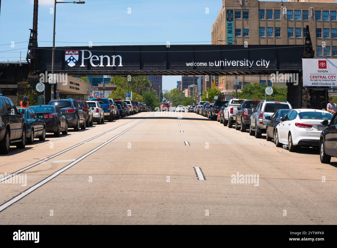 Penn Bridge, Blick auf das Begrüßungsschild auf einer Brücke über der Walnut Street, die den Eingang zum University City Campus in Philadelphia, Pennsylvania, USA markiert Stockfoto