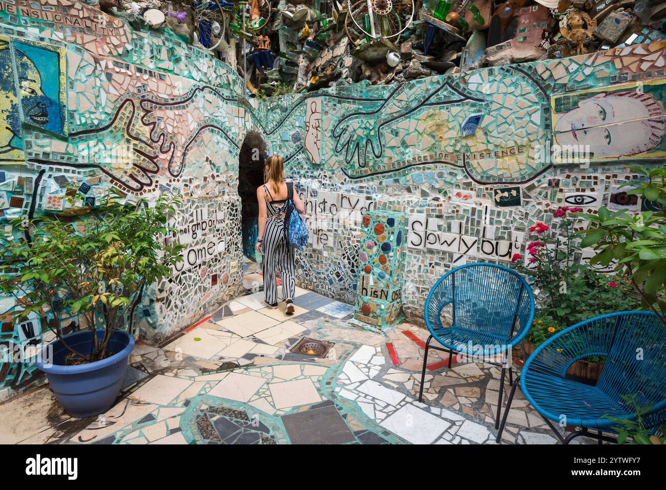 Junge Frauen reisen, Rückansicht einer jungen Frau, die die berühmten Magic Gardens im Süden von Philadelphia, USA, erkundet Stockfoto