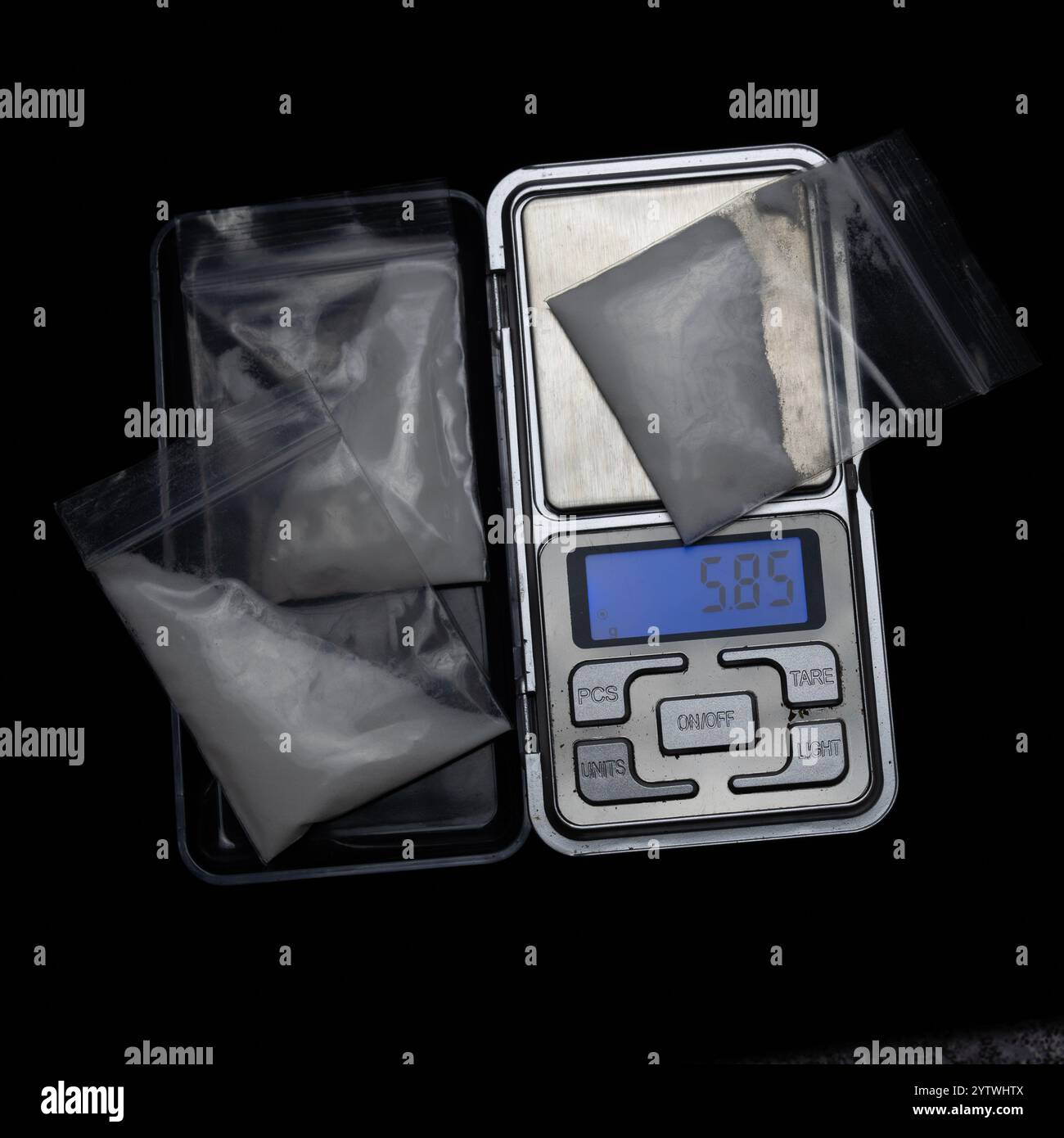 Auf einer digitalen Tischwaage ein Beutel mit weißem Pulver. Konzeptverkauf von Medikamenten. Hochwertige Fotos Stockfoto