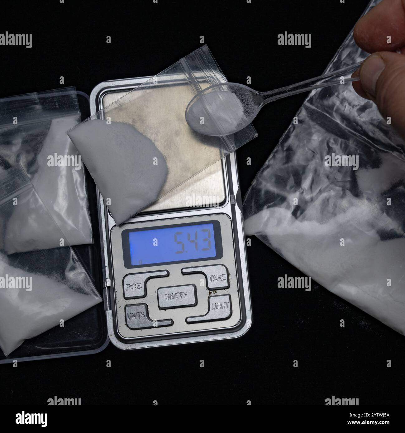 Auf einer digitalen Tischwaage ein Beutel mit weißem Pulver. Konzeptverkauf von Medikamenten. Hochwertige Fotos Stockfoto