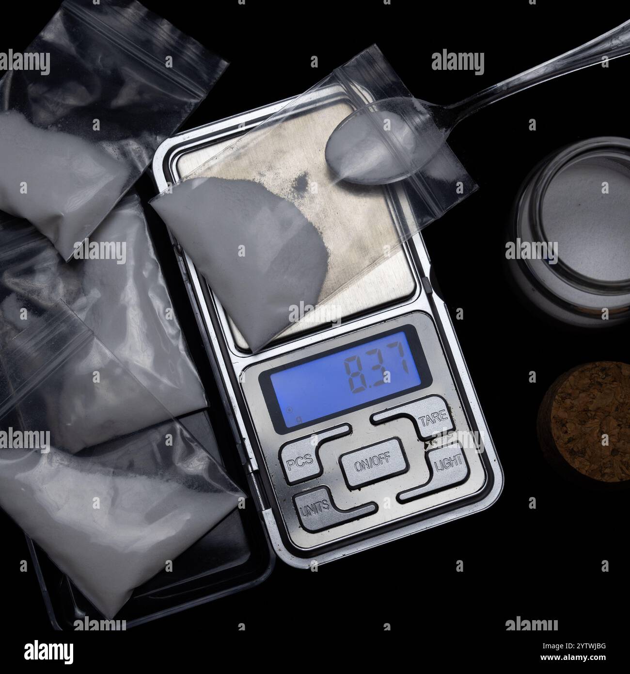 Auf einer digitalen Tischwaage ein Beutel mit weißem Pulver. Konzeptverkauf von Medikamenten. Hochwertige Fotos Stockfoto