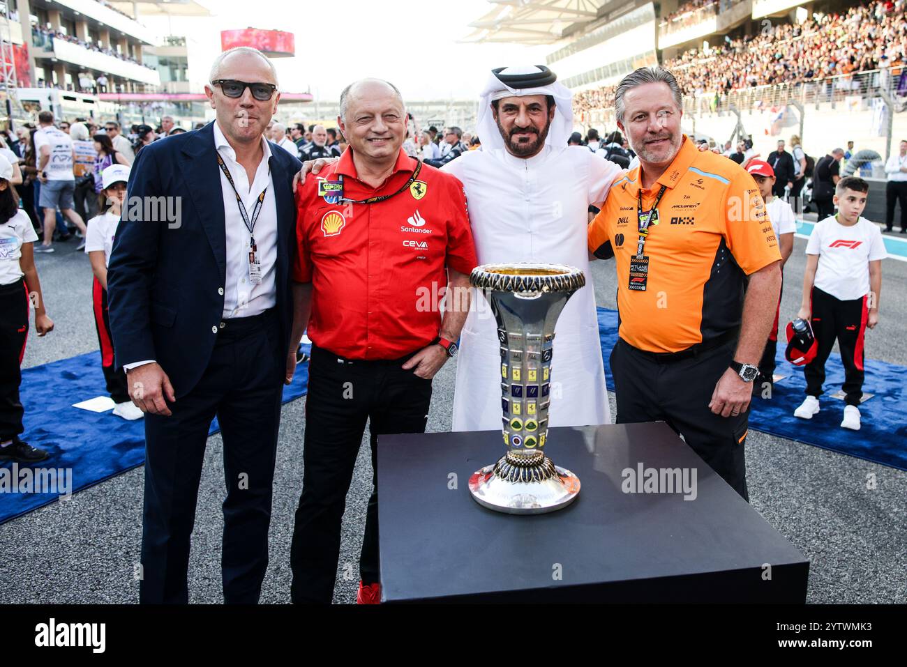 Trophäe der Konstrukteure-Weltmeisterschaft mit VASSEUR Frédéric (fra), Teamleiter und Geschäftsführer der Scuderia Ferrari, Porträt und BROWN Zak (usa), CEO von McLaren Racing, Porträt und DOMENICALI Stefano (ita), Vorsitzender und CEO der Formel 1 Group FOG, Porträt BEN SULAYEM Mohammed (vae), Präsident der FIA, Porträt während der Formel 1. 2024 Dezember 2024. 2024 auf dem Yas Marina Circuit in Abu Dhabi, Vereinigte Arabische Emirate - Foto Xavi Bonilla / DPPI Stockfoto