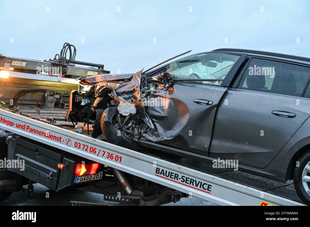 Waldheim - Nikolaus-Post kommt später: Posttransporter und Auto stoßen auf B169 zusammen 06.12.2024 gegen 13,30 Uhr Waldheim OT Heyda, Hainichener Chaussee B169 zu einem Unfall kam es am Freitagmittag auf der B169 zwischen Döbeln und Hainichen. Nach ersten Angaben der Polizei war der Fahrer eines Posttransporters der Firma GLS gegen 13,30 Uhr auf der Bundesstraße in Richtung Hainichen unterwegs, als zeitgleich der Fahrer eines Opel Astra in Gegenrichtung fahr und es dabei in einer langgezogenen Kurve zu einem Zusammenstoß auf der Mitte der Straße kam. Dabei verlor der Fahrer des GLS-Autos sterben Stockfoto