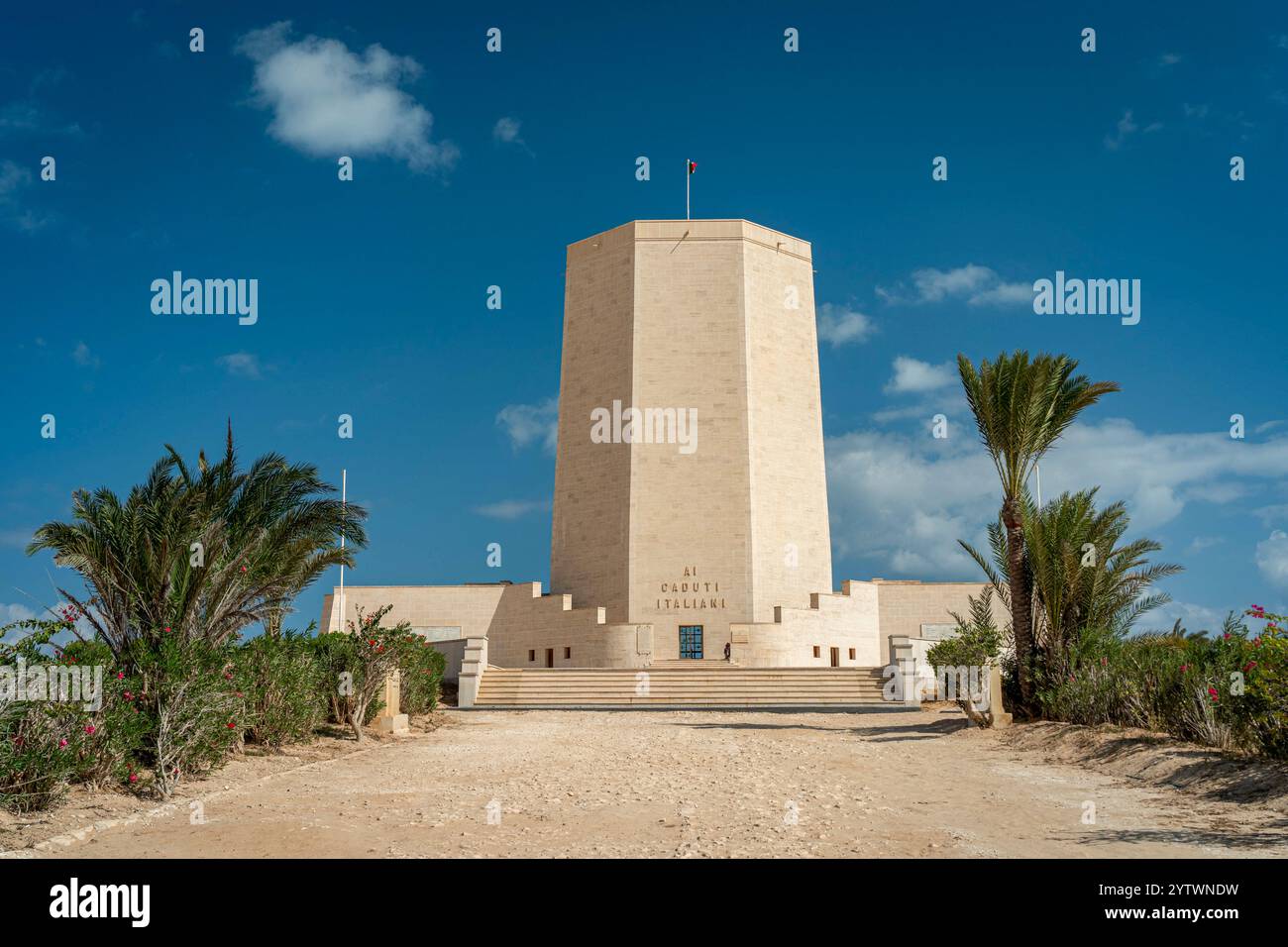 Das italienische Kriegsdenkmal in El Alamein ehrt die italienischen Soldaten des Zweiten Weltkriegs mit einem großen Turm, symmetrischen Gärten und einer lebhaften Wüste Stockfoto