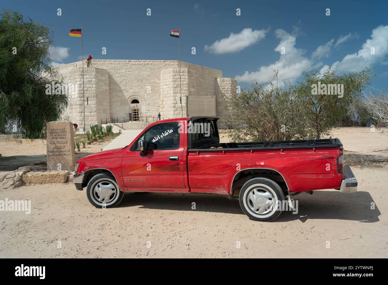 Ein roter Pickup-Truck parkte vor dem Friedhof des Deutschen Krieges in El Alamein. Stockfoto